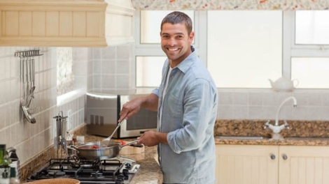hot_guy_cooking-600x338